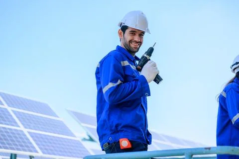 Solar panel station, Engineer installing solar panel at solar energy farm field 스톡 사진