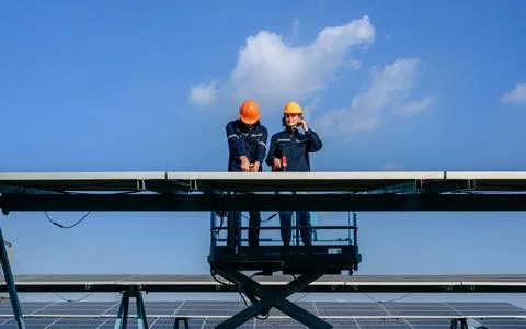 Solar panel station, Engineer installing solar panel at solar energy farm field Foto stock