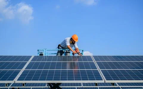 Solar panel station, Engineer installing solar panel at solar energy farm field Foto stock