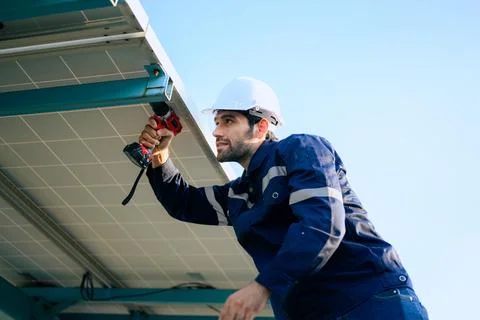 Solar panel station, Engineer installing solar panel at solar energy farm field Foto stock