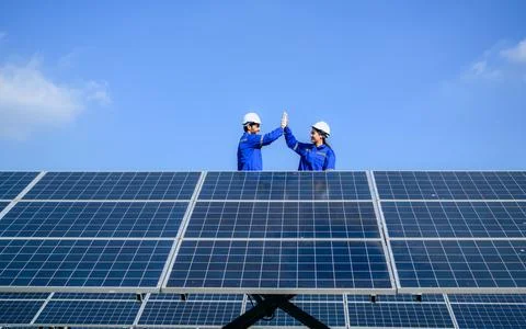 Solar panel station, Engineer installing solar panel at solar energy farm field Foto stock