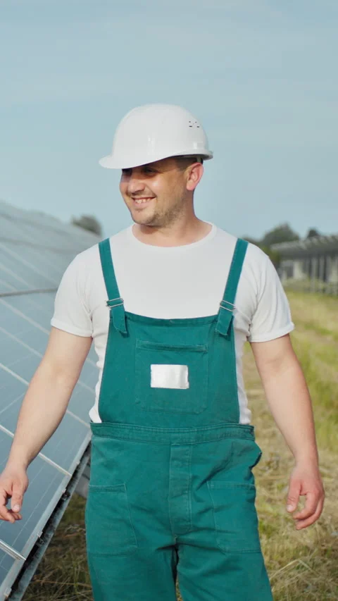 Solar Panel Technician Vertical Video 動画素材 317147638