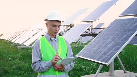 Solar panel technician working with solar panels. 库存影片 140204948