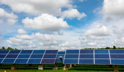 The solar panel tracking system with cloud and blue sky Stockfoto's