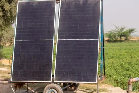 Solar panel water pump irrigation system in rural agricultural field Stock-Fotos