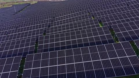 Solar panels arranged in large grid on sunny day in open field Vidéo 329999022