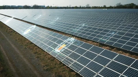 Solar Panels Array with Animated Energy Storage Battery Icons Showing Charge Stockbeeldmateriaal 331045289