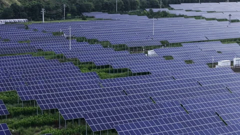 Solar Panels Array Photovoltaic Farm Aerial Pull Back 4K HLG Vídeos de archivo 343157653