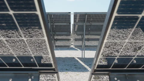Solar panels arrays in rows at large ground mounted photovoltaic power plant 库存影片 334317196