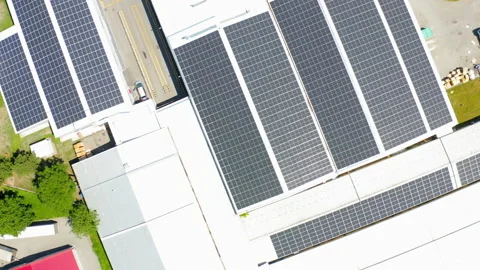 Solar panels on building rooftop Vidéo 198902704