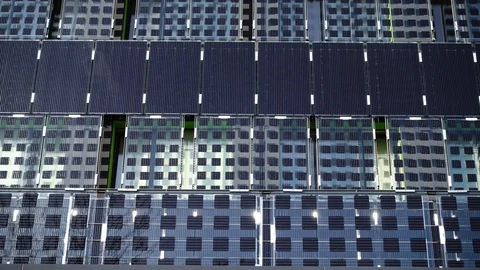 Solar panels on the building wall. Vídeos de archivo 119045575