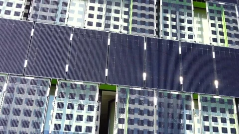 Solar panels on the building wall. Vídeos de archivo 212453226