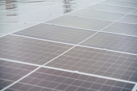 Solar panels capturing sunlight on a modern building rooftop during a clear d Fotos de archivo
