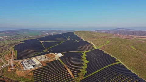 Solar panels cover fields on a sunny day in a rural area Vidéo 329994272