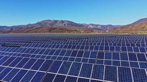 Solar panels cover large area under clear blue sky in remote location Vidéo 334030325