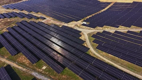 Solar panels cover large area in a field during midday light 스톡 동영상 334032371