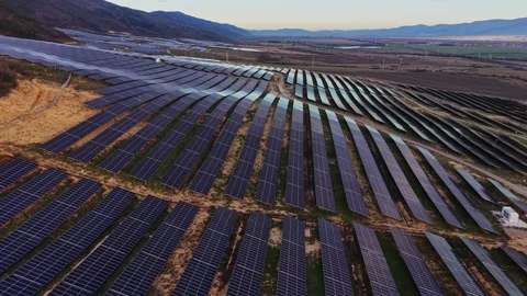 Solar panels cover large area in rural landscape during late afternoon Vidéo 334035572