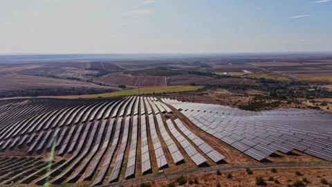 Solar panels cover a large area in a sunny location during the day Vidéo 344540554