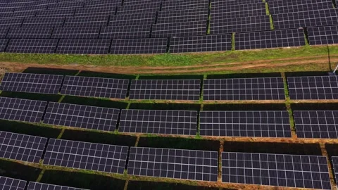 Solar panels create energy in a large solar farm under clear skies Видео 329998809