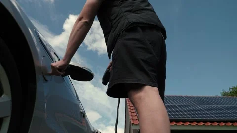 Solar panels EV charging Vídeos de archivo 258775718