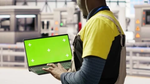 Solar panels factory engineer analyzes performance data with green screen laptop 스톡 동영상 308724151