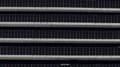 Solar panels filling the frame, creating a repeating pattern of dark rectan.. Foto stock