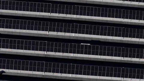 Solar panels filling the frame, creating a repeating pattern of dark rectan.. Foto stock