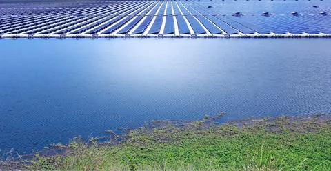 Solar panels float on the surface of the lake Foto stock