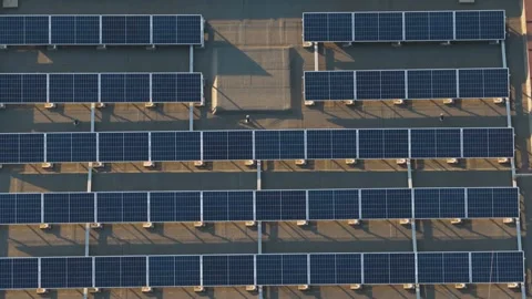 Solar panels generating clean ecological energy on a rooftop Vidéo 347808314