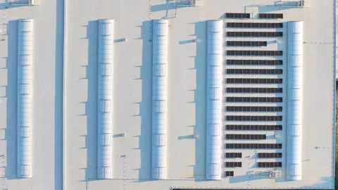 Solar panels generating electricity on a warehouse roof 스톡 동영상 348072685