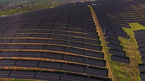 Solar panels generating energy in a large field location 库存影片 329993753