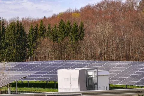 Solar panels for generating environmentally friendly electricity in the field 스톡 사진