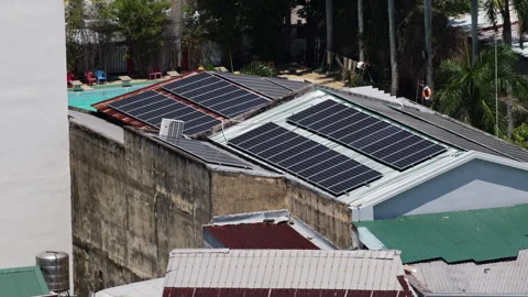 Solar panels generating green energy on building rooftop 库存影片 335364928