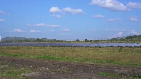 Solar panels in a green field 库存影片 79732058