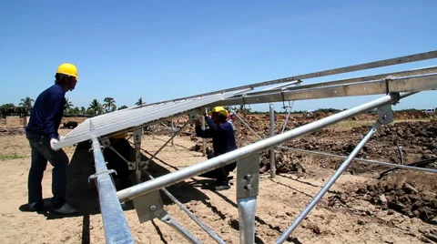 Solar panels installation time lapse 動画素材 67826228