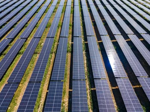 Solar panels on a large field during the day showing a grid pattern with so.. Stock Photos