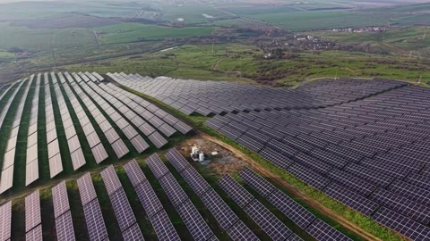 Solar panels in large field under bright sky Vidéo 330002424
