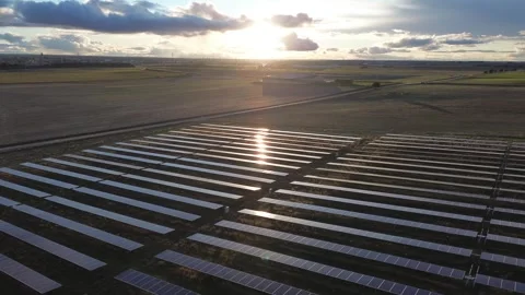 Solar Panels with Sun in Background, Renewable Energy Vidéo 324760868
