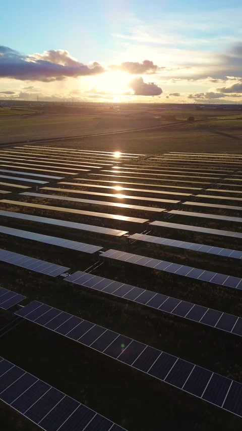 Solar Panels with Sun in Background, Renewable Energy 库存影片 324760871