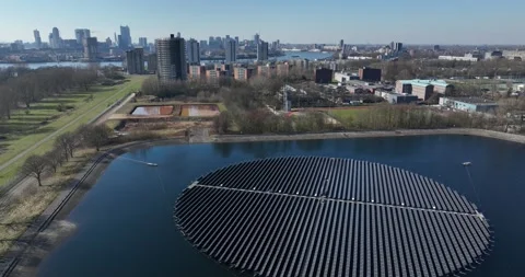 Solar panels on water, circular shape. Renewable energy. Energy transistion. 스톡 동영상 305596331