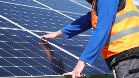 Solar power engineer checking the gaps between panels. 스톡 동영상 168178526