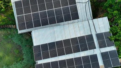Solar power system installed on farm rooftop with high efficiency photovolt.. Foto stock