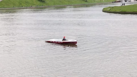 Solar-powered   boat constructed by students on Vistula river. Vidéo 154899159