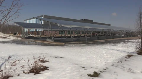 Solar renewable electricity infrastructure panels at tech company office Vidéo 149878984