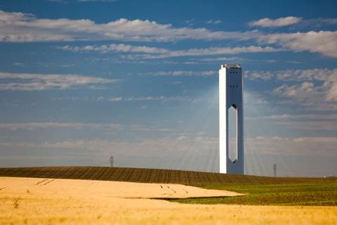 Solar tower with rays  - thermo-solar power - blue sky and yellow field Foto stock