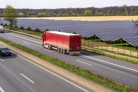  Solarpark bei Neukirchen-Vluyn, entlang der Autobahn A40, auf 4,2 Hektar ... Stock Photos