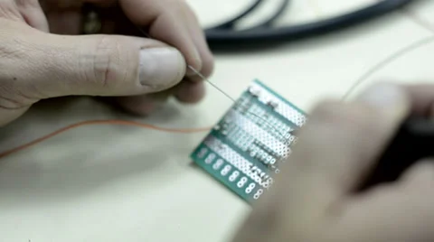 Soldering a board Vidéo 37025039