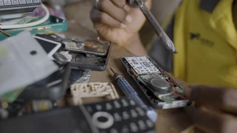Soldering circuit board of old Nokia phone in Africa Video stock 311068135