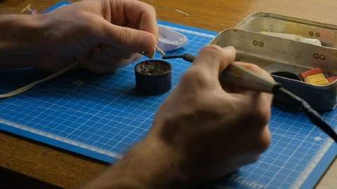 Soldering small parts by hand using good old methods. 4k 스톡 동영상 102204338