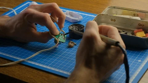 Soldering small parts by hand using good old methods. 4k Видео 102204417